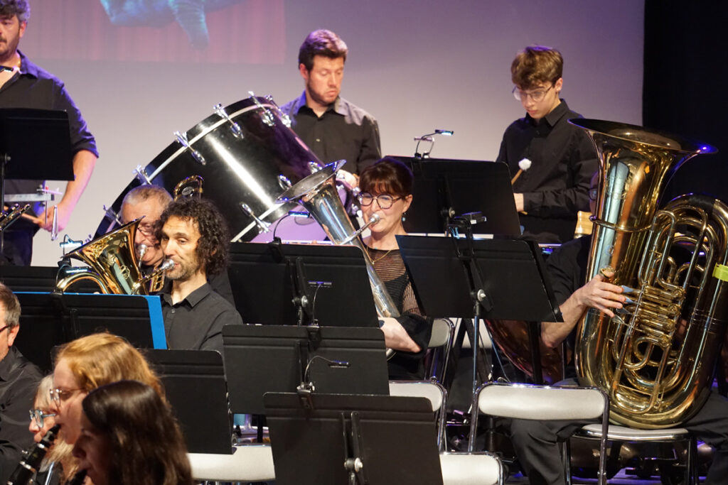 l'orchestre de l'harmonie sur scène lors d un concert accompagné de la classe orchestre