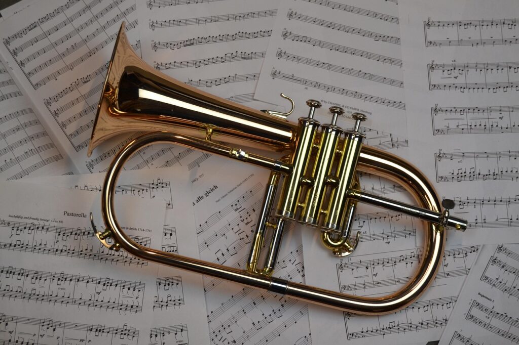 Photo d'une partitions de musique et d'une trompette