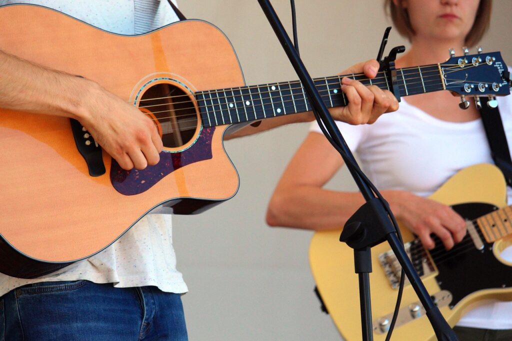 musicien jouant de la guitare acoustique lors d'une répétition ou d'une pratique collective