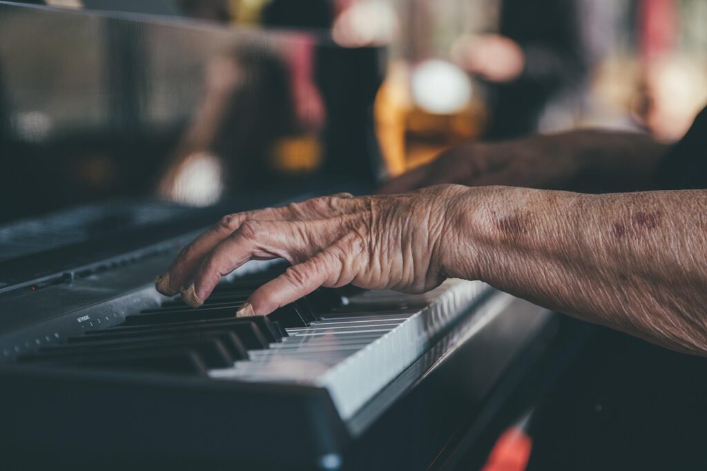 Main d'un pianiste jouant sur un clavier illustrant la pratique à tout âge.