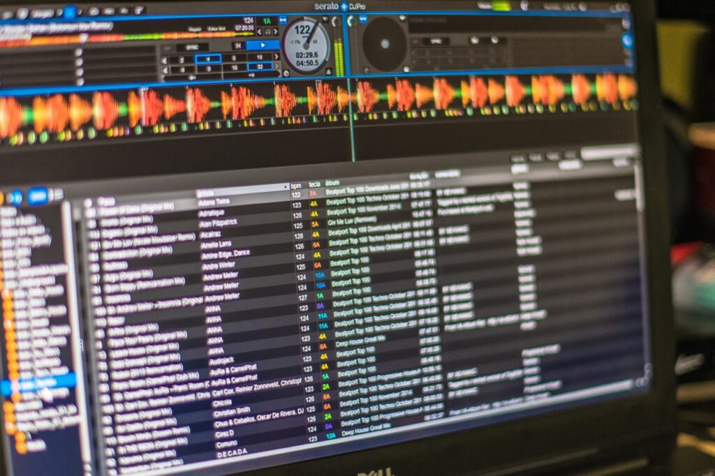 Logiciel de musique assistée par ordinateur affichant les pistes audio et une bibliothèque musicale.