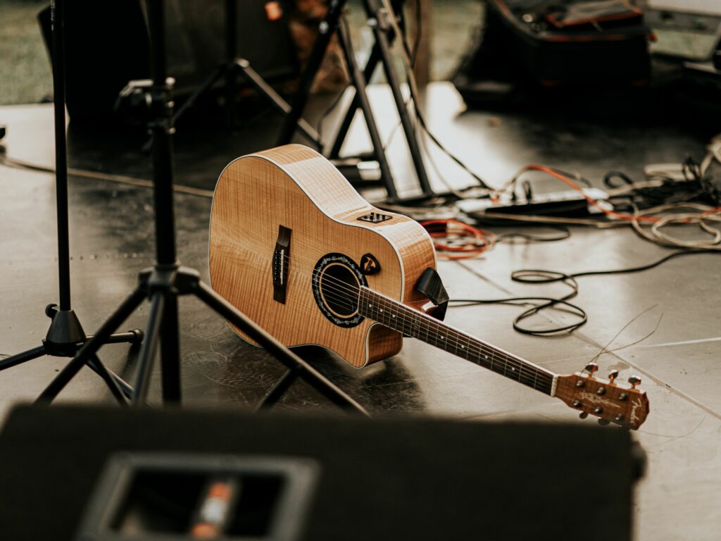 Guitare acoustique sur une scène