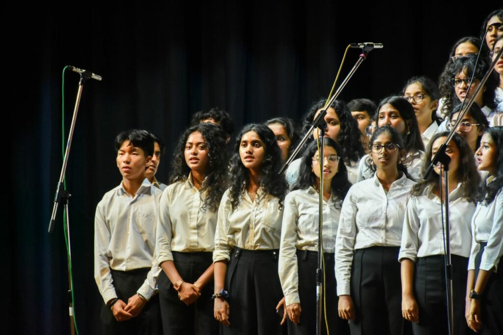 Chorale en représentation sur scène interprétant un programme vocal