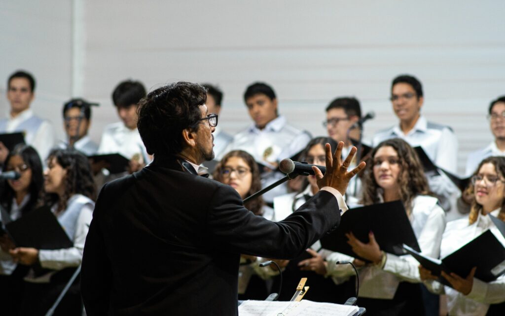 Chef de chœur dirigeant une chorale lors d'une répétition ou d'un concert