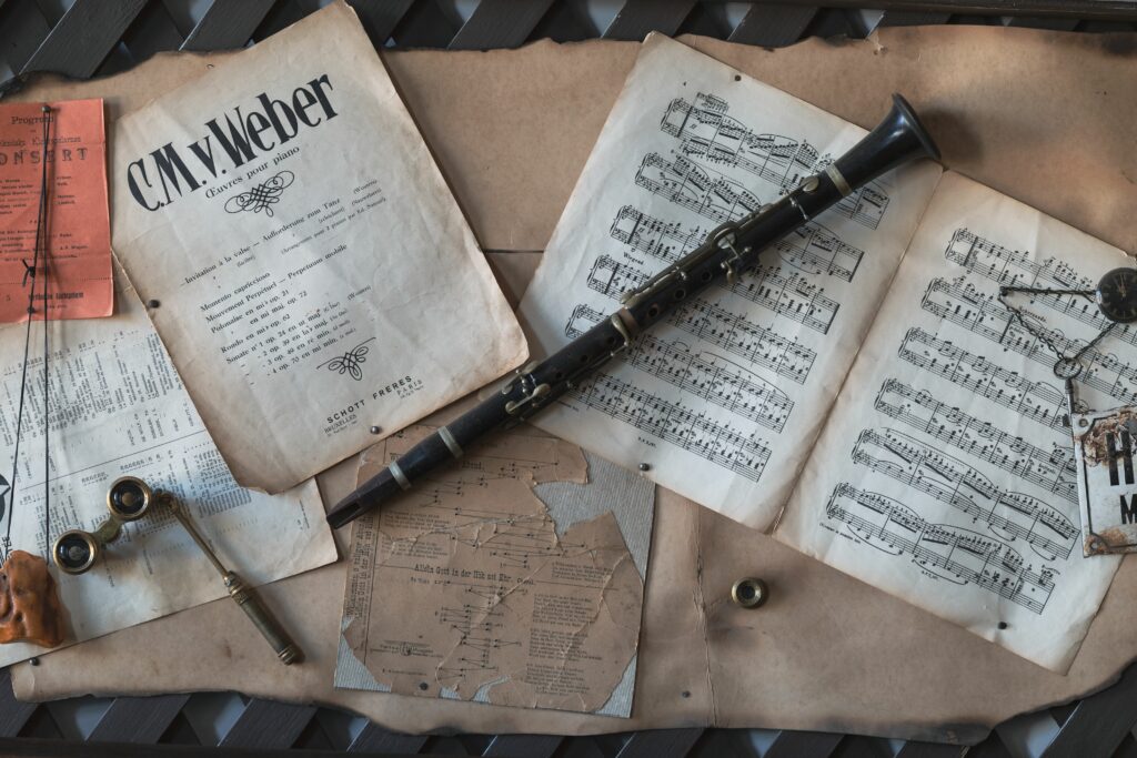 Partitions de musique et clarinette posées sur une table