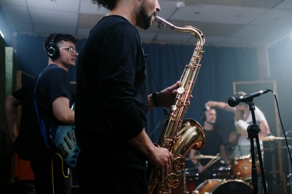 Saxophoniste joutant sur scène lors d'une répétition de concert