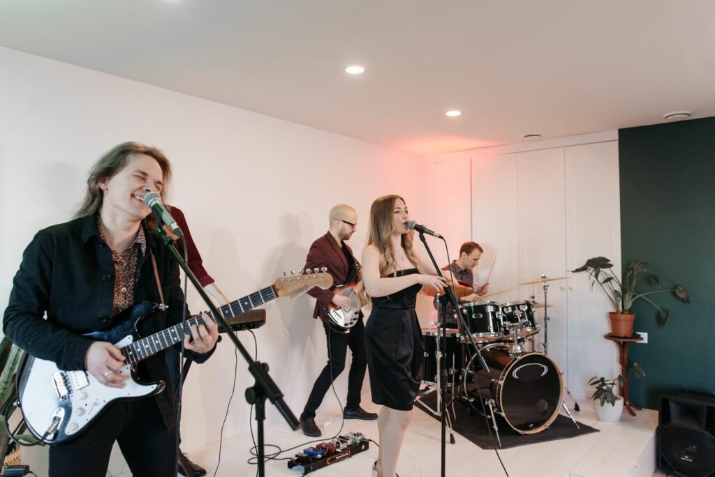 Groupe de musiciens interprétant un morceau de musique actuelle en formation collective.