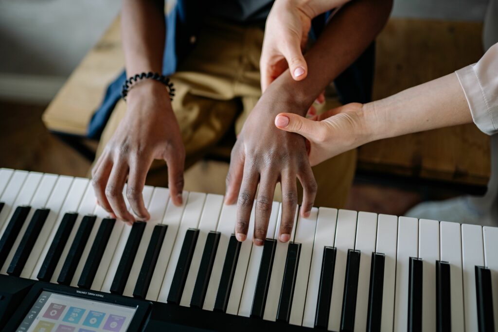 Référent handicap école de musique : Cours de Piano avec une personne en situation de handicap.