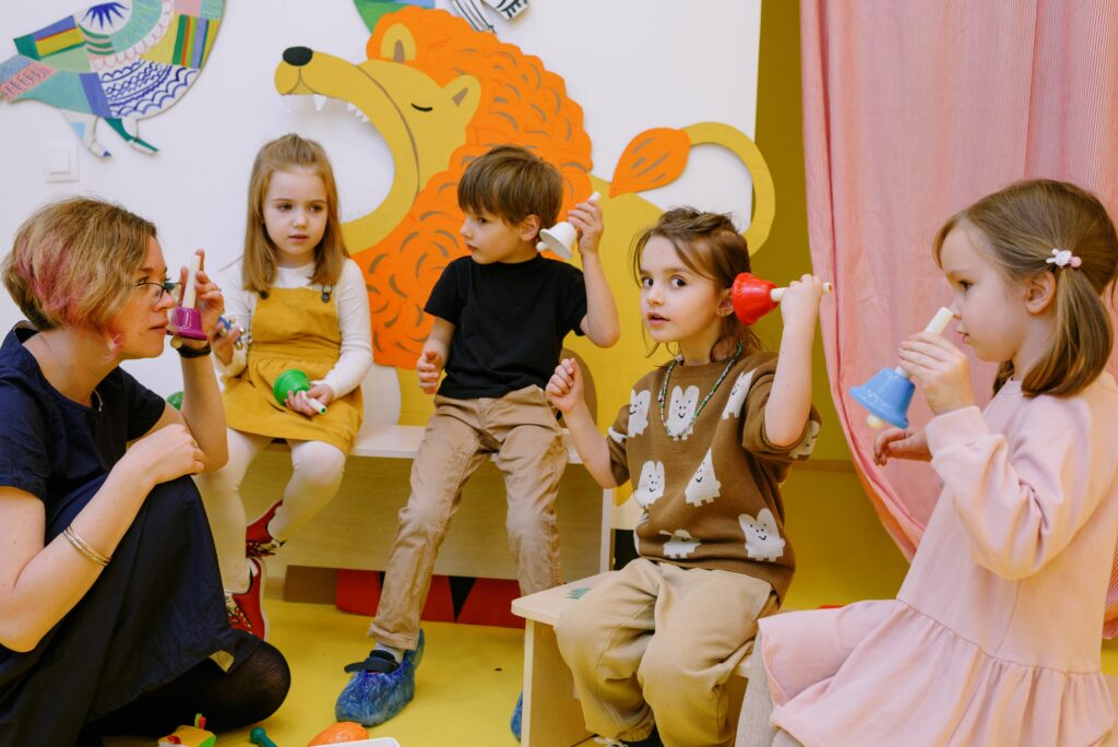 Jeunes enfants participant à un atelier d'éveil musical