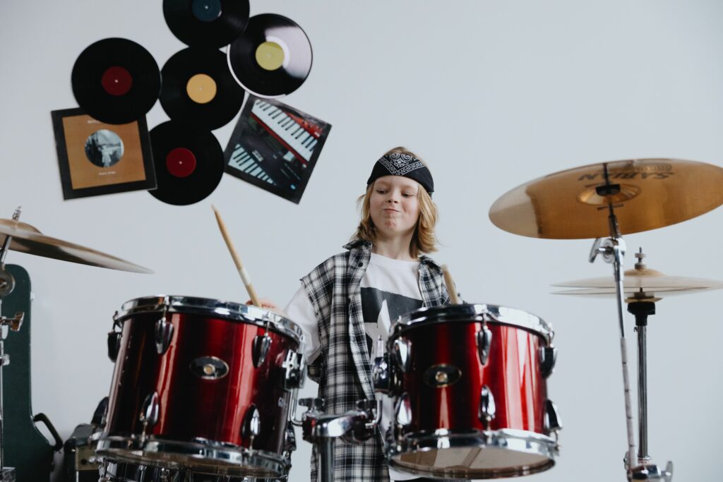 Jeune musicien joutant de la batterie lors d'un cours de musique.